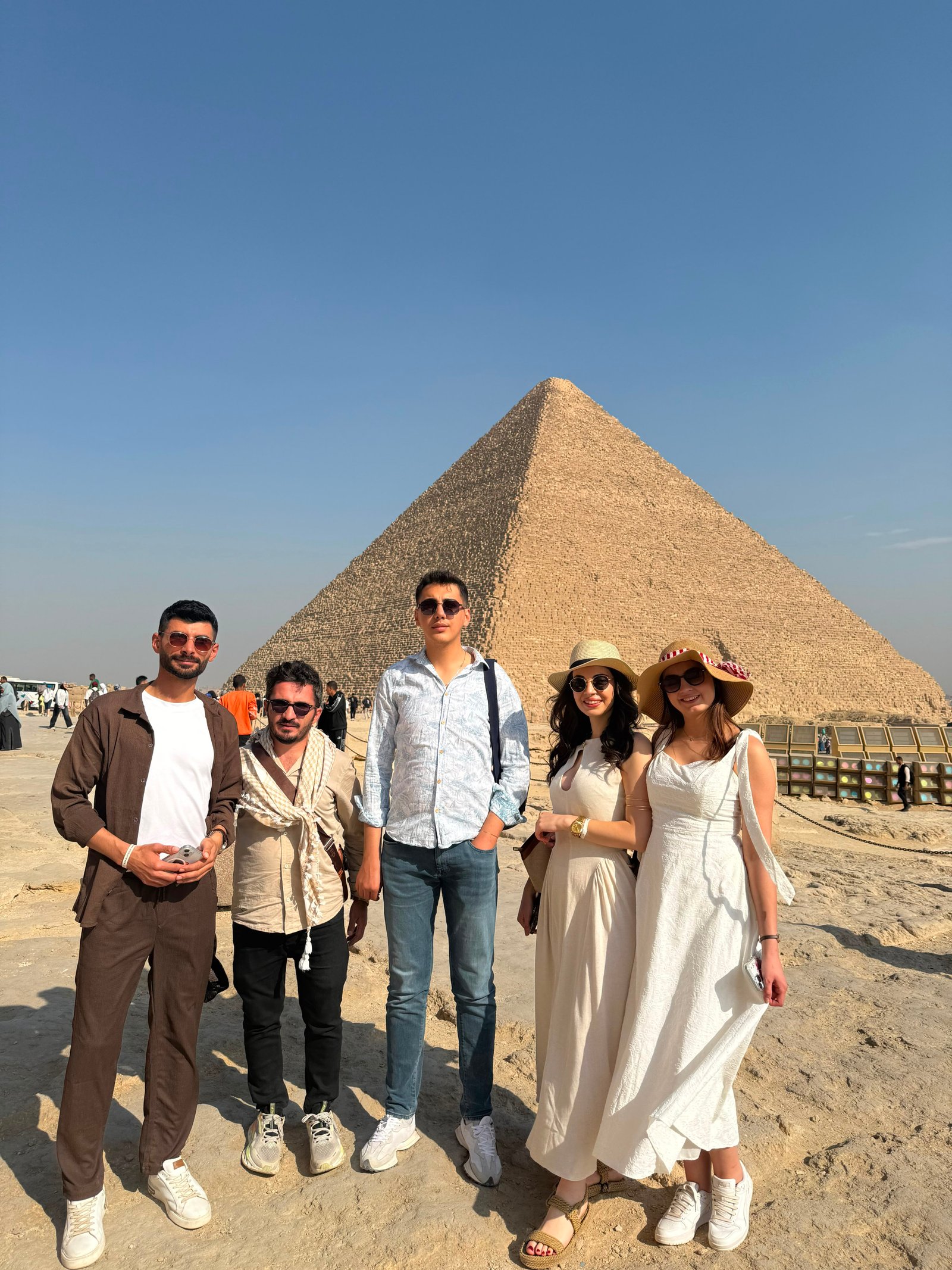Giza Piramidi Eteklerinde Özel Ekip Fotoğrafı